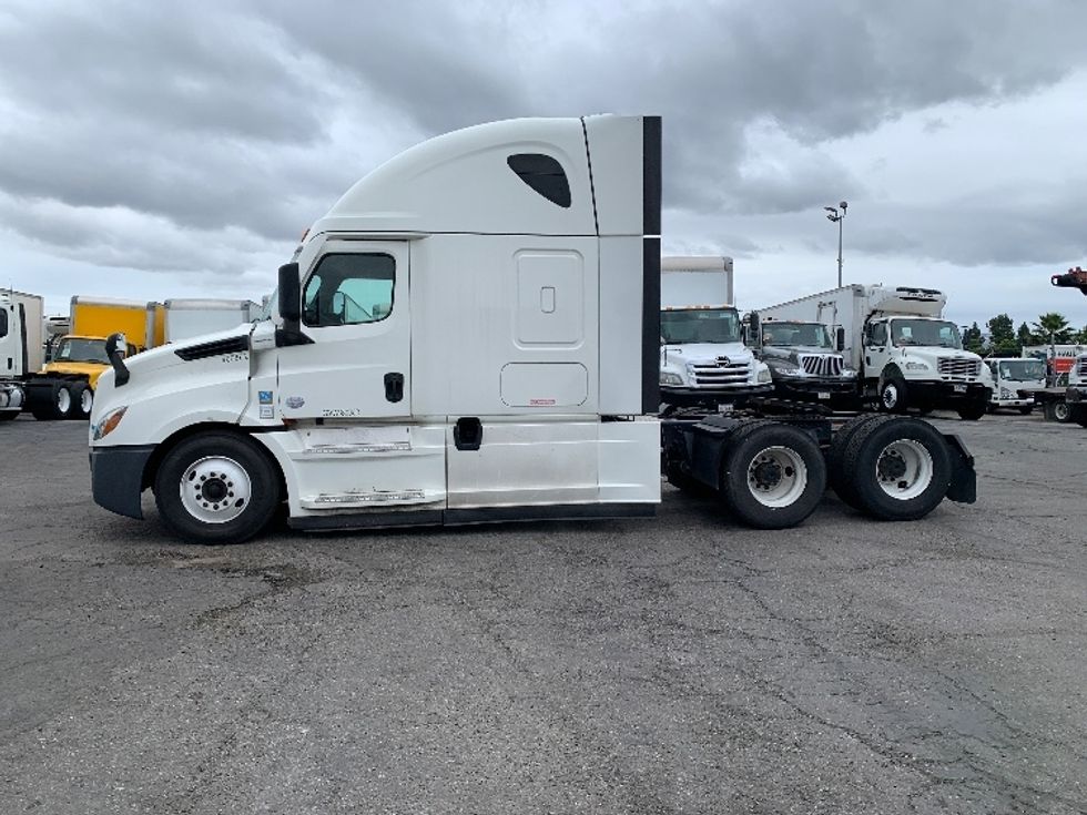 Sleeper Tractor-Heavy Duty Tractors-Freightliner-2022-T12664ST-Torrance-CA-526,404\n\t\tmiles-$ 66,750 - Image 4