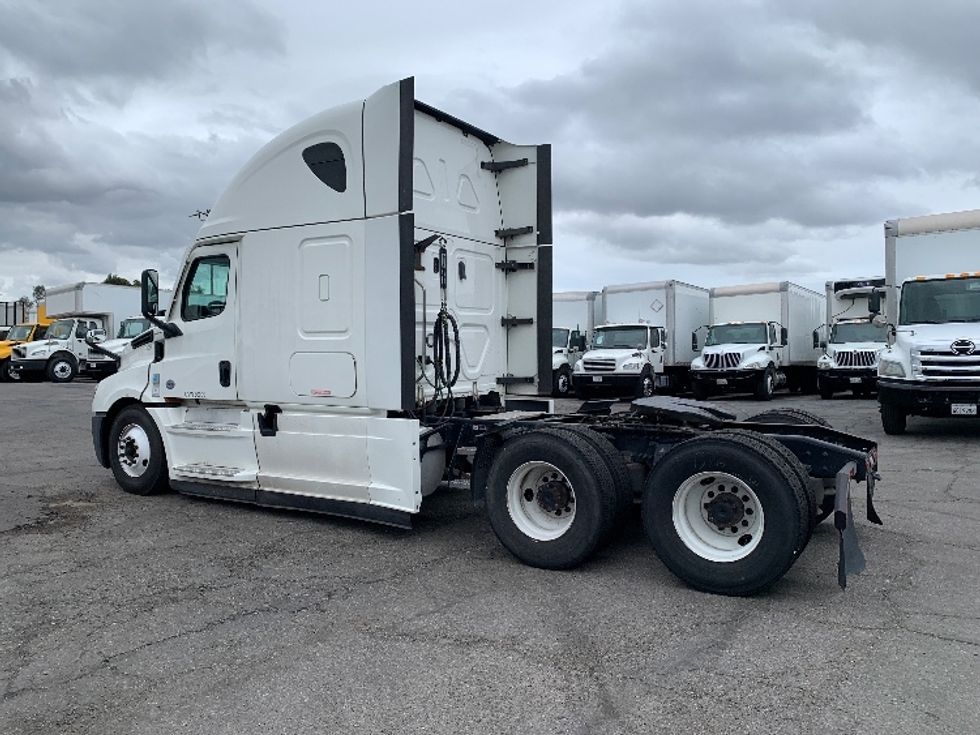 Sleeper Tractor-Heavy Duty Tractors-Freightliner-2022-T12664ST-Torrance-CA-526,404\n\t\tmiles-$ 66,750 - Image 5