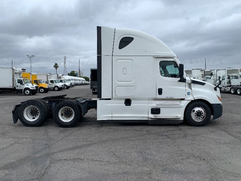 Sleeper Tractor-Heavy Duty Tractors-Freightliner-2022-T12664ST-Torrance-CA-526,404\n\t\tmiles-$ 66,750 - Image 8