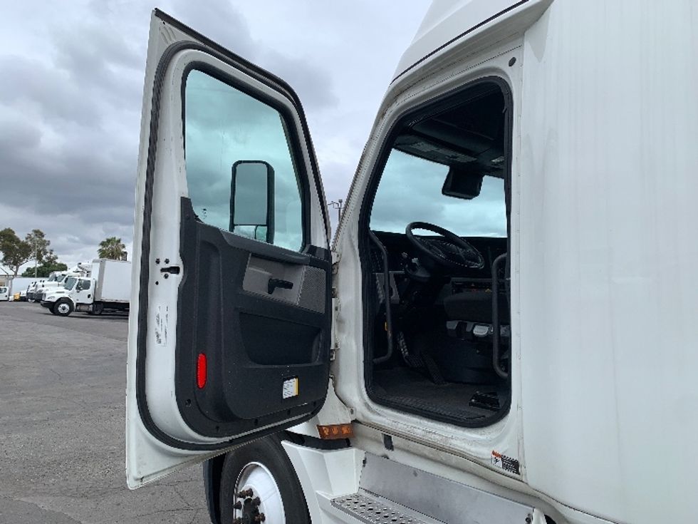 Sleeper Tractor-Heavy Duty Tractors-Freightliner-2022-T12664ST-Torrance-CA-526,404\n\t\tmiles-$ 66,750 - Image 9