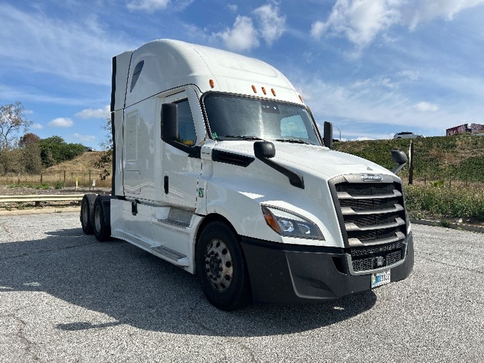 Sleeper Tractor-Heavy Duty Tractors-Freightliner-2022-T12664ST-Torrance-CA-530,993\n\t\tmiles-$ 67,750 - Image 1