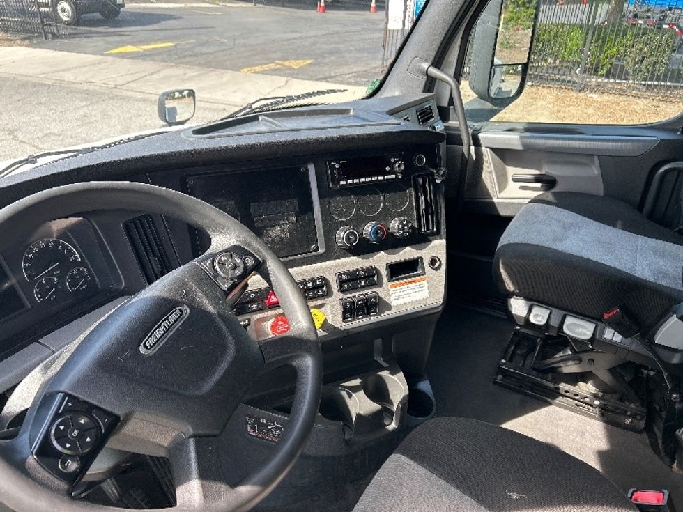 Sleeper Tractor-Heavy Duty Tractors-Freightliner-2022-T12664ST-Torrance-CA-530,993\n\t\tmiles-$ 67,750 - Image 10