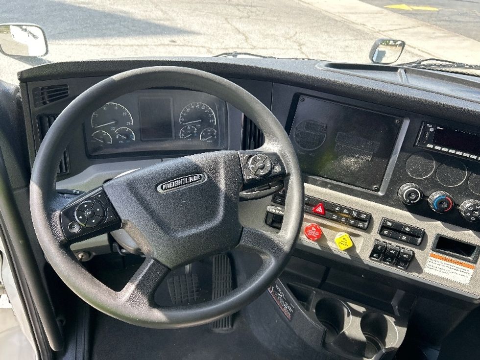 Sleeper Tractor-Heavy Duty Tractors-Freightliner-2022-T12664ST-Torrance-CA-530,993\n\t\tmiles-$ 67,750 - Image 11