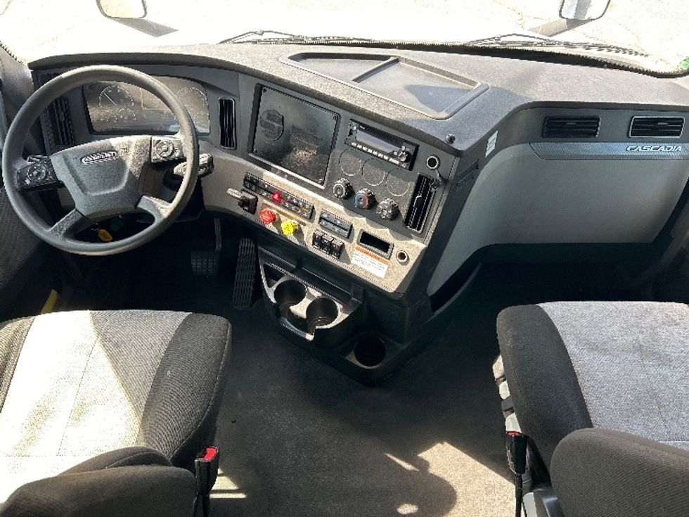 Sleeper Tractor-Heavy Duty Tractors-Freightliner-2022-T12664ST-Torrance-CA-530,993\n\t\tmiles-$ 67,750 - Image 12