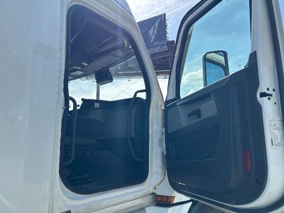 Sleeper Tractor-Heavy Duty Tractors-Freightliner-2022-T12664ST-Torrance-CA-530,993\n\t\tmiles-$ 67,750 - Image 13