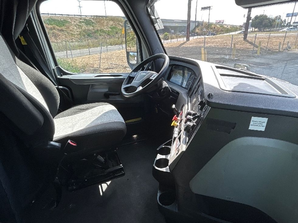 Sleeper Tractor-Heavy Duty Tractors-Freightliner-2022-T12664ST-Torrance-CA-530,993\n\t\tmiles-$ 67,750 - Image 15