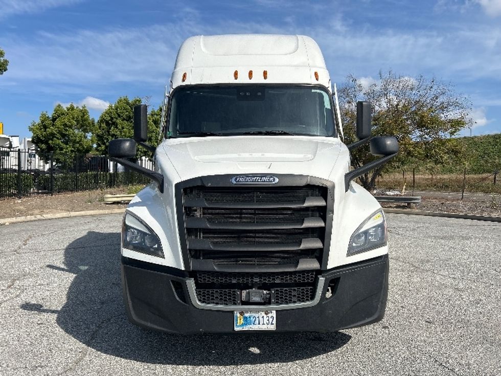Sleeper Tractor-Heavy Duty Tractors-Freightliner-2022-T12664ST-Torrance-CA-530,993\n\t\tmiles-$ 67,750 - Image 2
