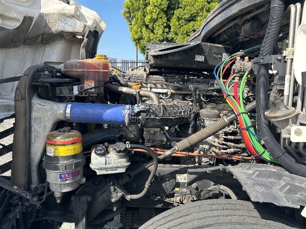 Sleeper Tractor-Heavy Duty Tractors-Freightliner-2022-T12664ST-Torrance-CA-530,993\n\t\tmiles-$ 67,750 - Image 21