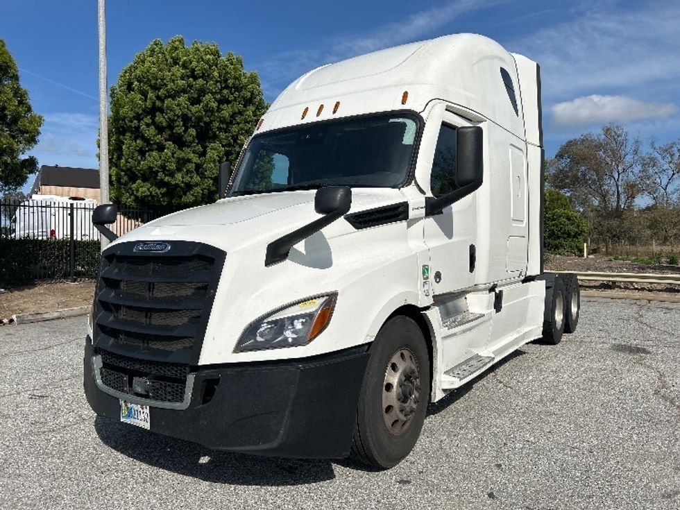 Sleeper Tractor-Heavy Duty Tractors-Freightliner-2022-T12664ST-Torrance-CA-530,993\n\t\tmiles-$ 67,750 - Image 3