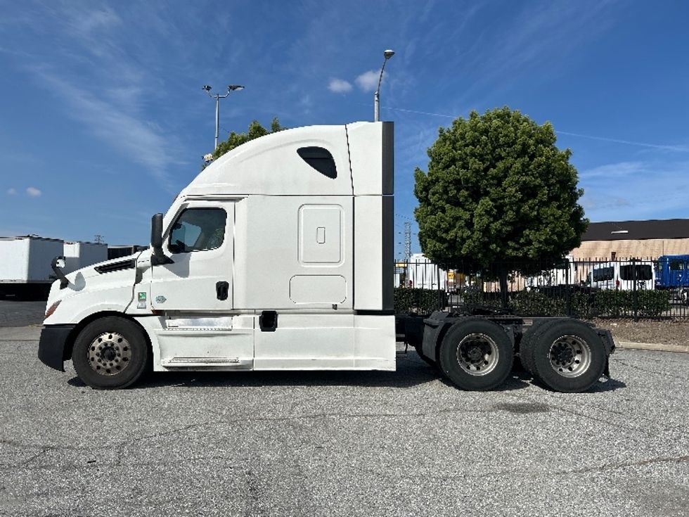 Sleeper Tractor-Heavy Duty Tractors-Freightliner-2022-T12664ST-Torrance-CA-530,993\n\t\tmiles-$ 67,750 - Image 4