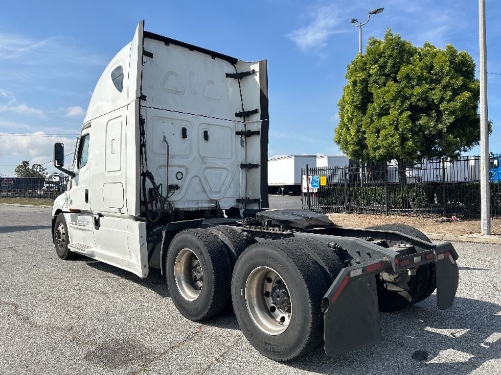 Sleeper Tractor-Heavy Duty Tractors-Freightliner-2022-T12664ST-Torrance-CA-530,993\n\t\tmiles-$ 67,750 - Image 5