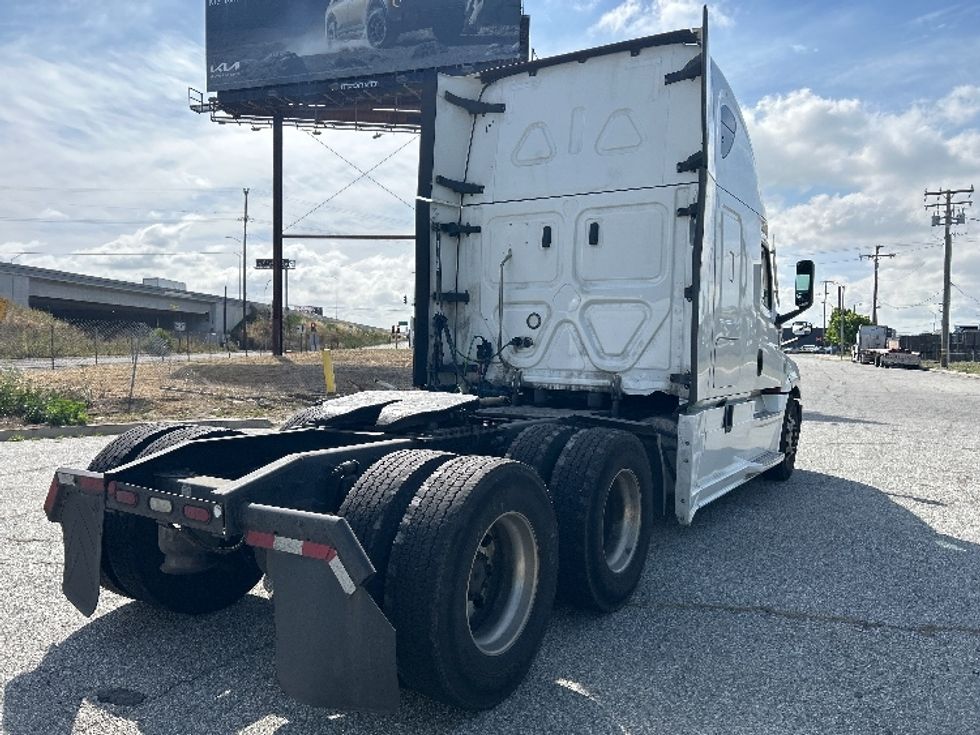 Sleeper Tractor-Heavy Duty Tractors-Freightliner-2022-T12664ST-Torrance-CA-530,993\n\t\tmiles-$ 67,750 - Image 7