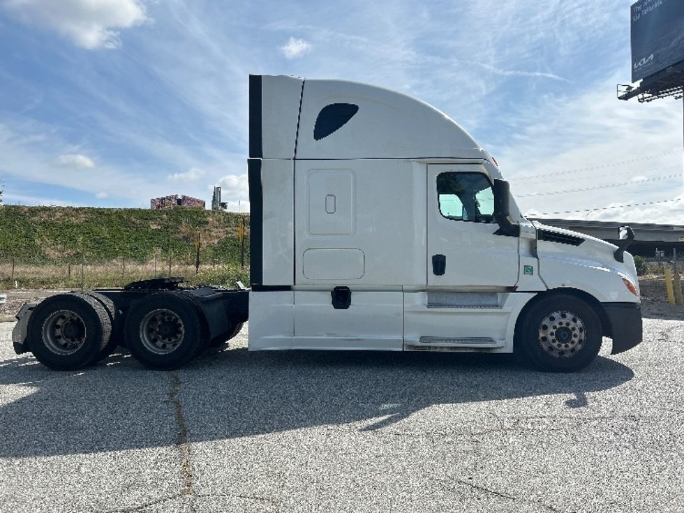 Sleeper Tractor-Heavy Duty Tractors-Freightliner-2022-T12664ST-Torrance-CA-530,993\n\t\tmiles-$ 67,750 - Image 8