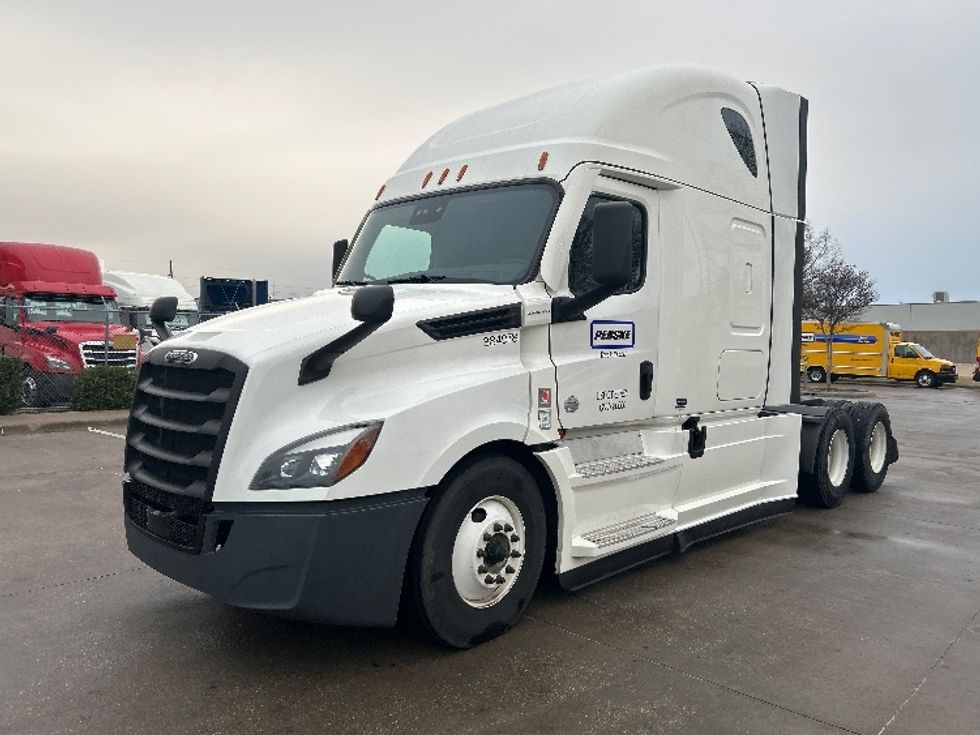 Sleeper Tractor-Heavy Duty Tractors-Freightliner-2022-T12664ST-Torrance-CA-543,523\n\t\tmiles-$ 82,250 - Image 1
