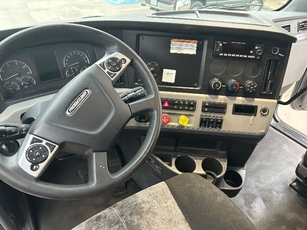 Sleeper Tractor-Heavy Duty Tractors-Freightliner-2022-T12664ST-Torrance-CA-543,523\n\t\tmiles-$ 82,250 - Image 11