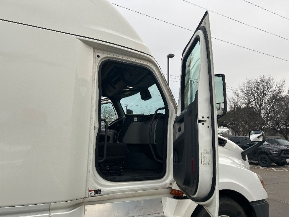 Sleeper Tractor-Heavy Duty Tractors-Freightliner-2022-T12664ST-Torrance-CA-543,523\n\t\tmiles-$ 82,250 - Image 13