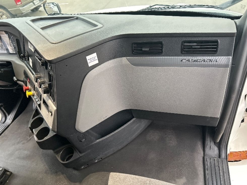 Sleeper Tractor-Heavy Duty Tractors-Freightliner-2022-T12664ST-Torrance-CA-543,523\n\t\tmiles-$ 82,250 - Image 14