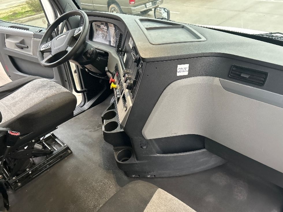 Sleeper Tractor-Heavy Duty Tractors-Freightliner-2022-T12664ST-Torrance-CA-543,523\n\t\tmiles-$ 82,250 - Image 15