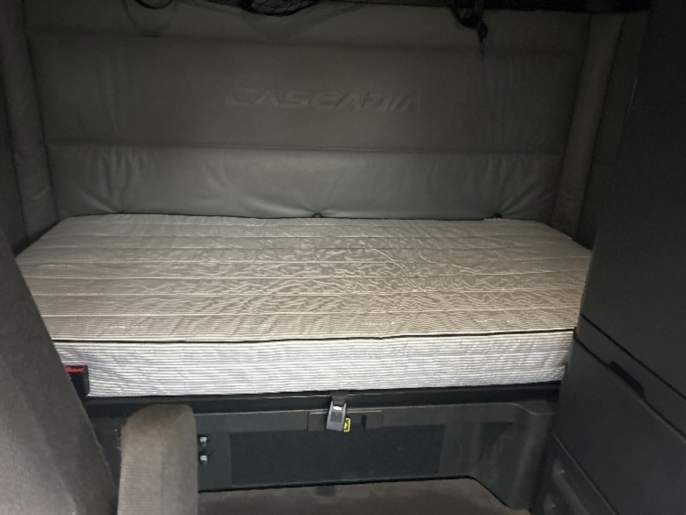 Sleeper Tractor-Heavy Duty Tractors-Freightliner-2022-T12664ST-Torrance-CA-543,523\n\t\tmiles-$ 82,250 - Image 16