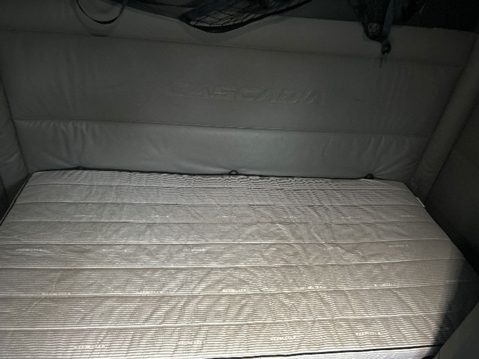 Sleeper Tractor-Heavy Duty Tractors-Freightliner-2022-T12664ST-Torrance-CA-543,523\n\t\tmiles-$ 82,250 - Image 17