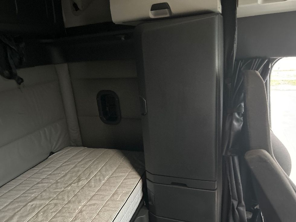 Sleeper Tractor-Heavy Duty Tractors-Freightliner-2022-T12664ST-Torrance-CA-543,523\n\t\tmiles-$ 82,250 - Image 18