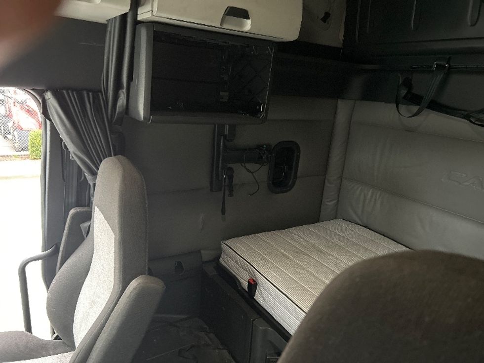 Sleeper Tractor-Heavy Duty Tractors-Freightliner-2022-T12664ST-Torrance-CA-543,523\n\t\tmiles-$ 82,250 - Image 19