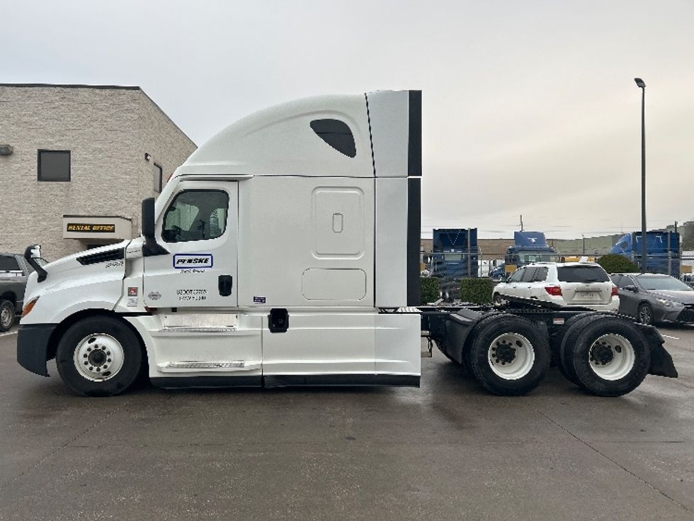 Sleeper Tractor-Heavy Duty Tractors-Freightliner-2022-T12664ST-Torrance-CA-543,523\n\t\tmiles-$ 82,250 - Image 4