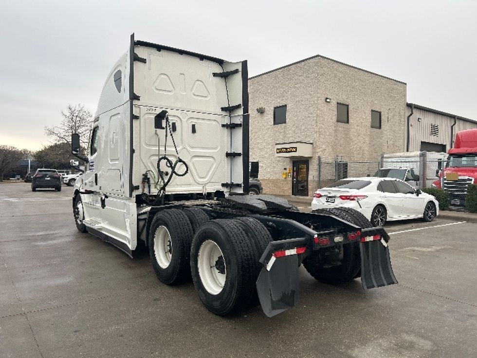 Sleeper Tractor-Heavy Duty Tractors-Freightliner-2022-T12664ST-Torrance-CA-543,523\n\t\tmiles-$ 82,250 - Image 5