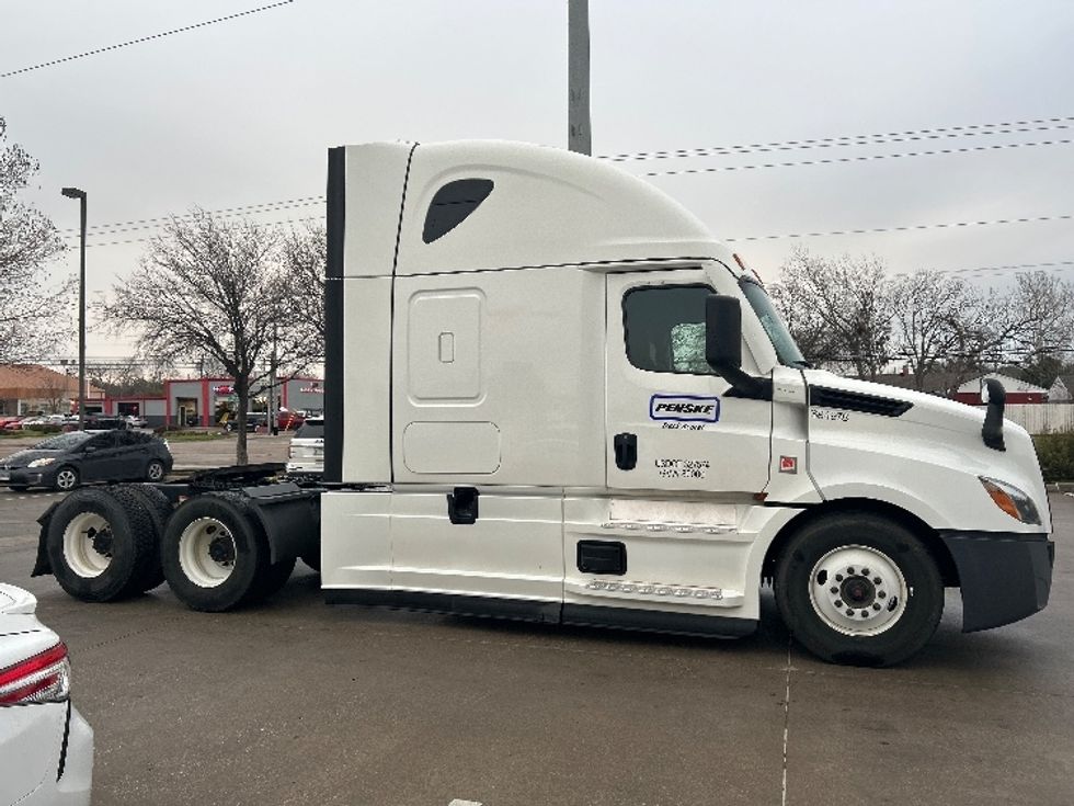 Sleeper Tractor-Heavy Duty Tractors-Freightliner-2022-T12664ST-Torrance-CA-543,523\n\t\tmiles-$ 82,250 - Image 8