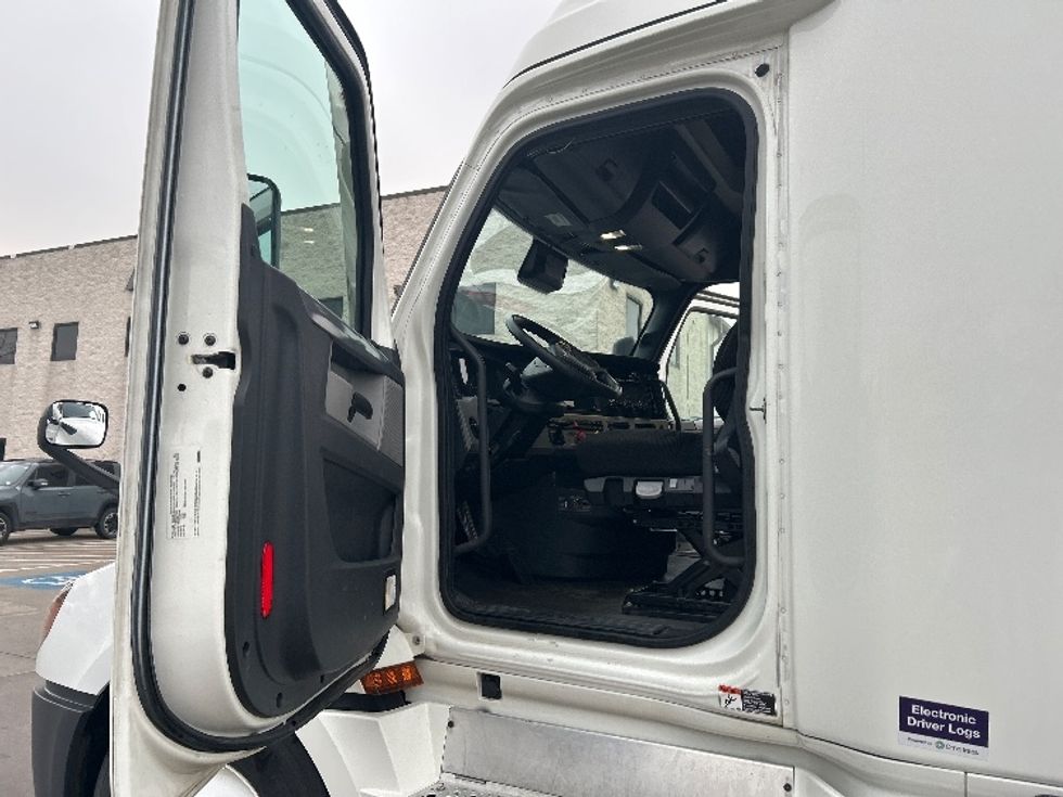 Sleeper Tractor-Heavy Duty Tractors-Freightliner-2022-T12664ST-Torrance-CA-543,523\n\t\tmiles-$ 82,250 - Image 9