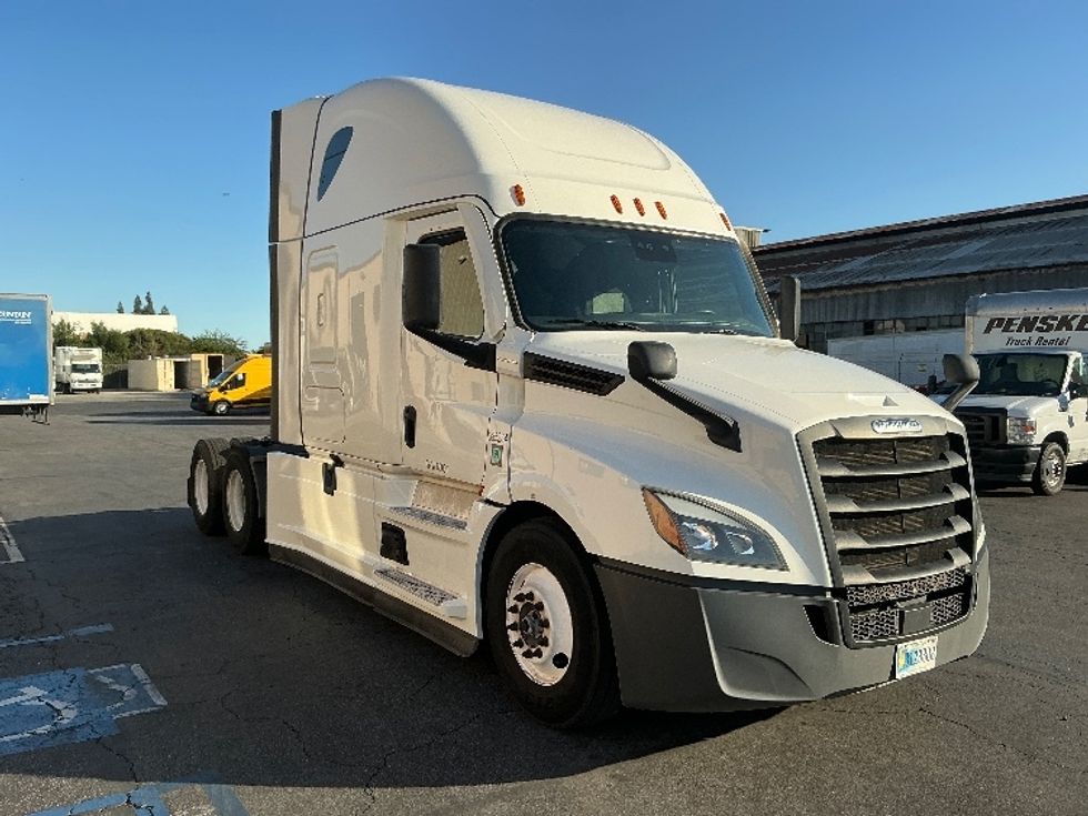 Sleeper Tractor-Heavy Duty Tractors-Freightliner-2022-T12664ST-Torrance-CA-548,471\n\t\tmiles-$ 68,750 - Image 1