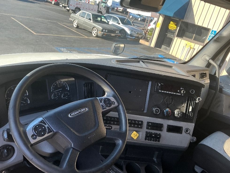Sleeper Tractor-Heavy Duty Tractors-Freightliner-2022-T12664ST-Torrance-CA-548,471\n\t\tmiles-$ 68,750 - Image 11