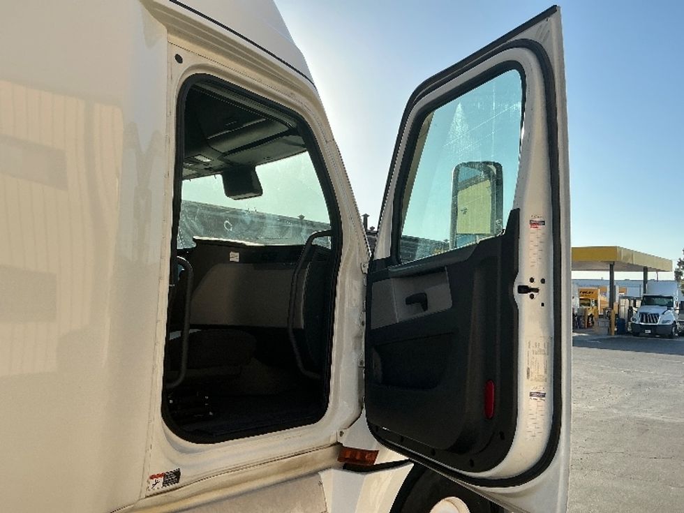 Sleeper Tractor-Heavy Duty Tractors-Freightliner-2022-T12664ST-Torrance-CA-548,471\n\t\tmiles-$ 68,750 - Image 13