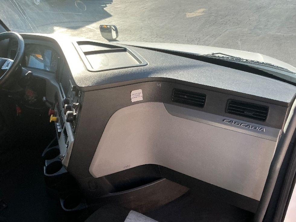 Sleeper Tractor-Heavy Duty Tractors-Freightliner-2022-T12664ST-Torrance-CA-548,471\n\t\tmiles-$ 68,750 - Image 14
