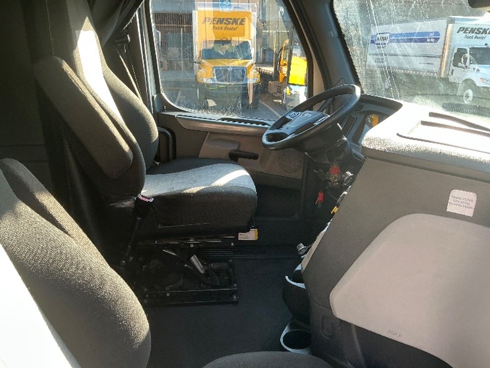 Sleeper Tractor-Heavy Duty Tractors-Freightliner-2022-T12664ST-Torrance-CA-548,471\n\t\tmiles-$ 68,750 - Image 15