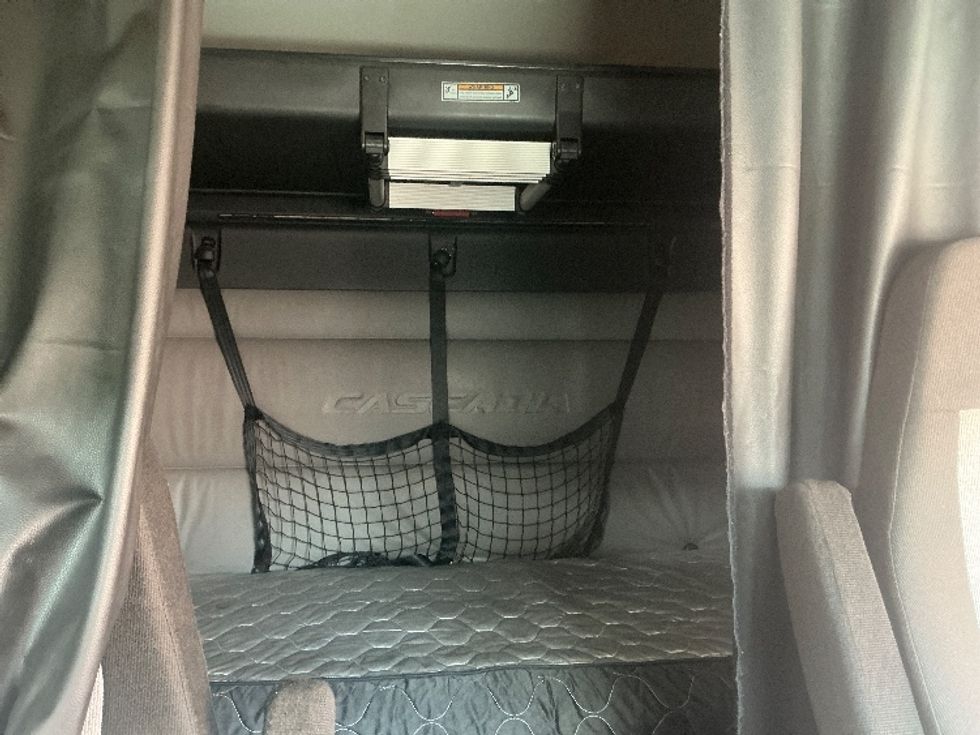 Sleeper Tractor-Heavy Duty Tractors-Freightliner-2022-T12664ST-Torrance-CA-548,471\n\t\tmiles-$ 68,750 - Image 16