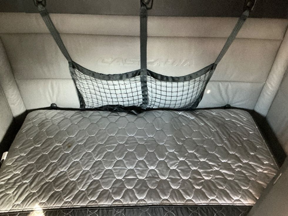 Sleeper Tractor-Heavy Duty Tractors-Freightliner-2022-T12664ST-Torrance-CA-548,471\n\t\tmiles-$ 68,750 - Image 17