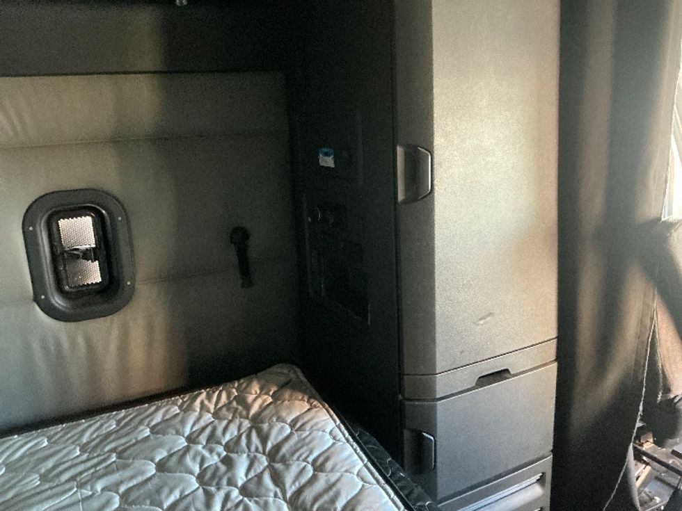 Sleeper Tractor-Heavy Duty Tractors-Freightliner-2022-T12664ST-Torrance-CA-548,471\n\t\tmiles-$ 68,750 - Image 18