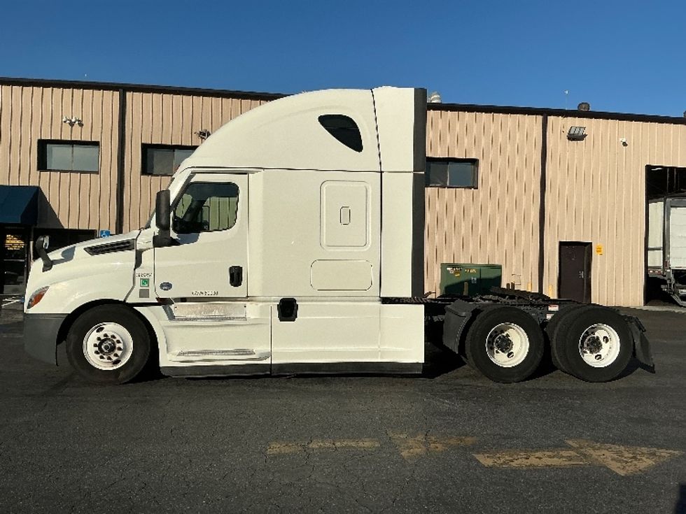 Sleeper Tractor-Heavy Duty Tractors-Freightliner-2022-T12664ST-Torrance-CA-548,471\n\t\tmiles-$ 68,750 - Image 4