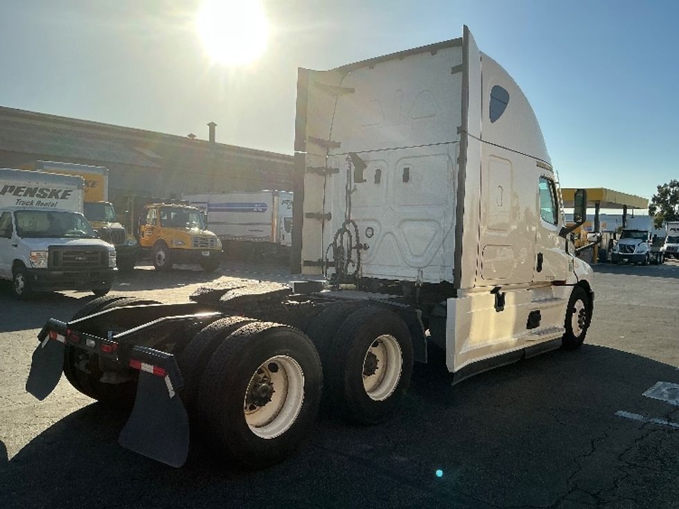 Sleeper Tractor-Heavy Duty Tractors-Freightliner-2022-T12664ST-Torrance-CA-548,471\n\t\tmiles-$ 68,750 - Image 7