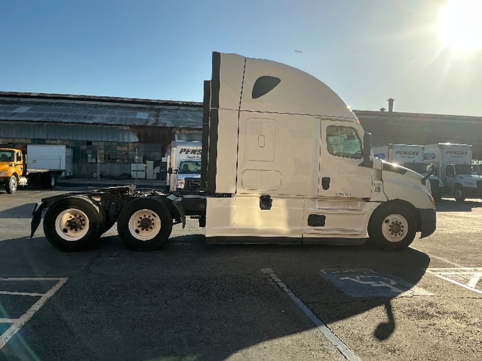 Sleeper Tractor-Heavy Duty Tractors-Freightliner-2022-T12664ST-Torrance-CA-548,471\n\t\tmiles-$ 68,750 - Image 8