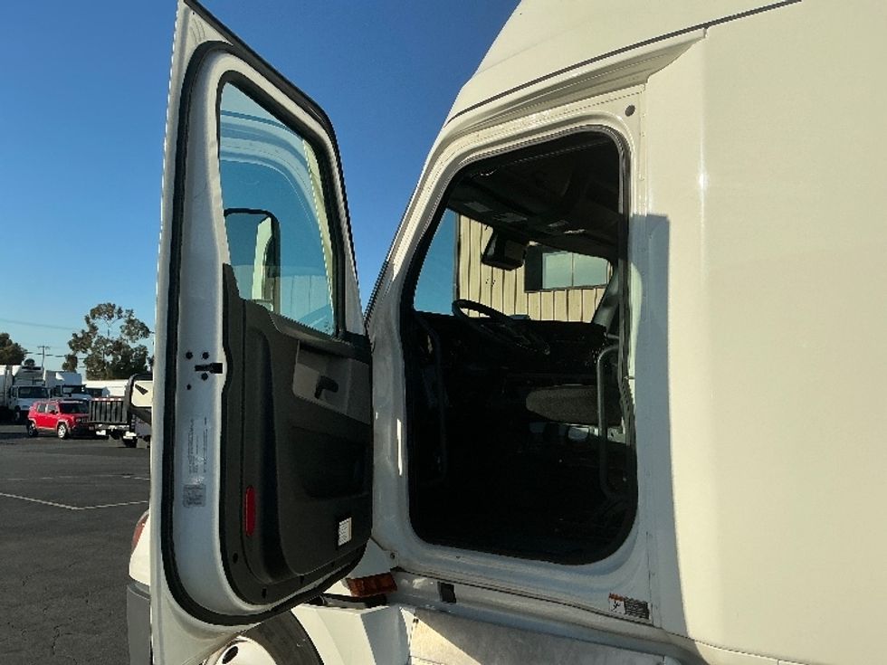 Sleeper Tractor-Heavy Duty Tractors-Freightliner-2022-T12664ST-Torrance-CA-548,471\n\t\tmiles-$ 68,750 - Image 9