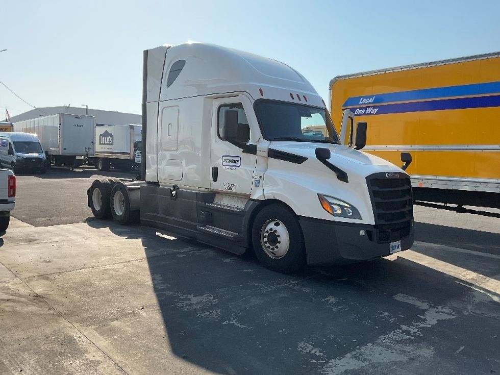 Sleeper Tractor-Heavy Duty Tractors-Freightliner-2022-T12664ST-Torrance-CA-567,571\n\t\tmiles-$ 72,750 - Image 1
