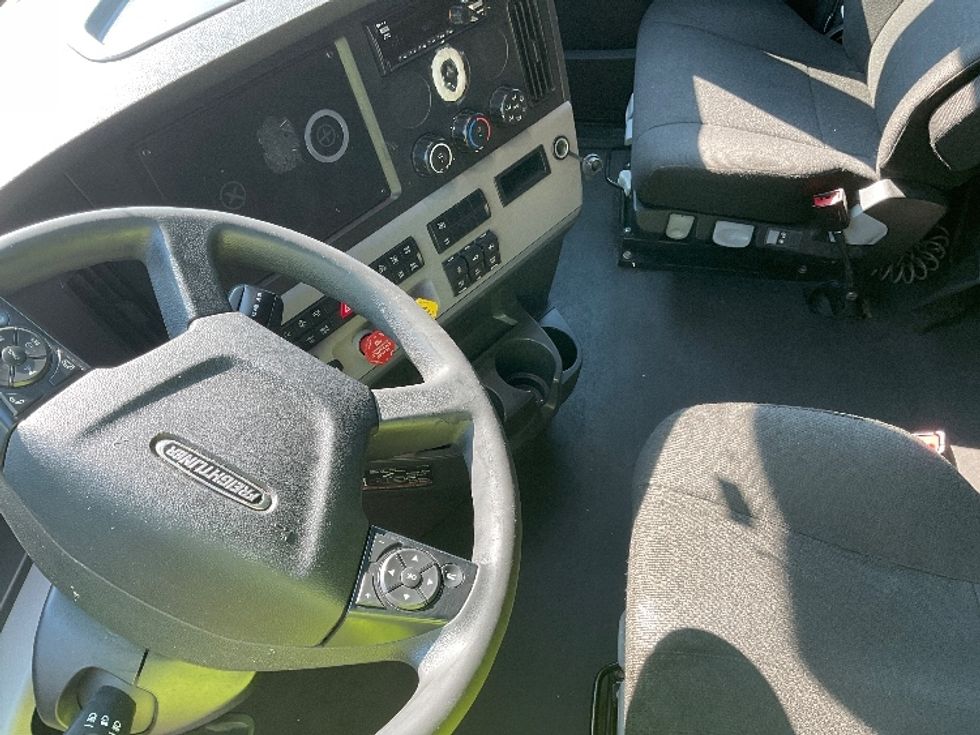 Sleeper Tractor-Heavy Duty Tractors-Freightliner-2022-T12664ST-Torrance-CA-567,571\n\t\tmiles-$ 72,750 - Image 10