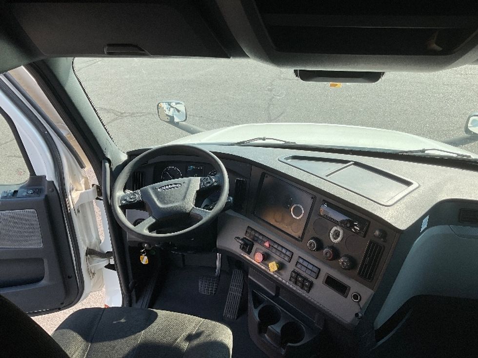 Sleeper Tractor-Heavy Duty Tractors-Freightliner-2022-T12664ST-Torrance-CA-567,571\n\t\tmiles-$ 72,750 - Image 12