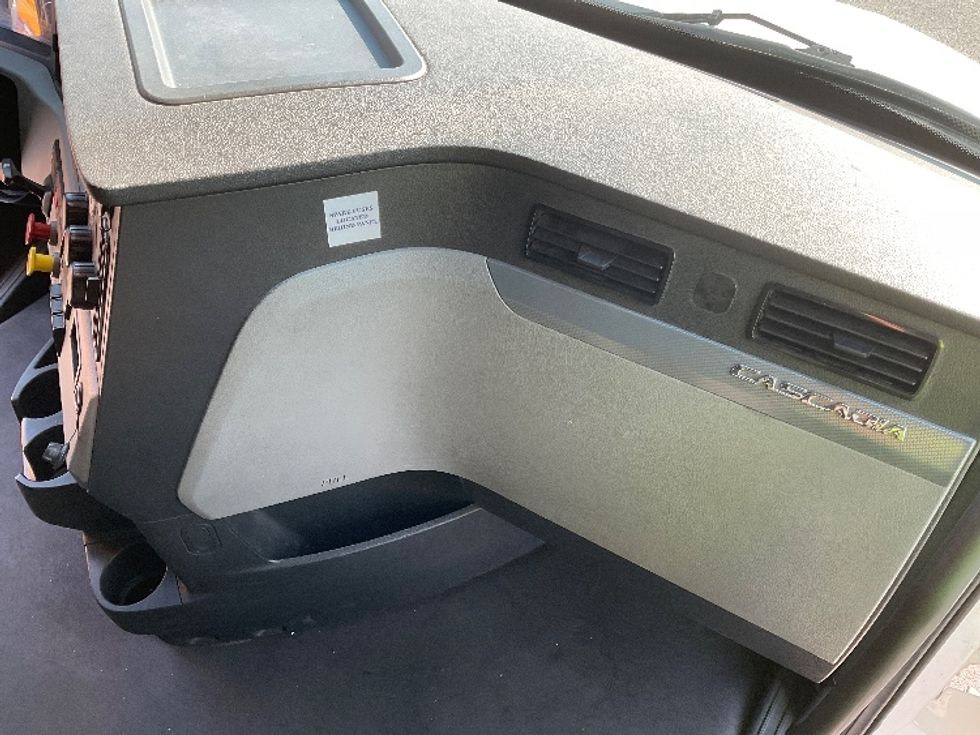 Sleeper Tractor-Heavy Duty Tractors-Freightliner-2022-T12664ST-Torrance-CA-567,571\n\t\tmiles-$ 72,750 - Image 14
