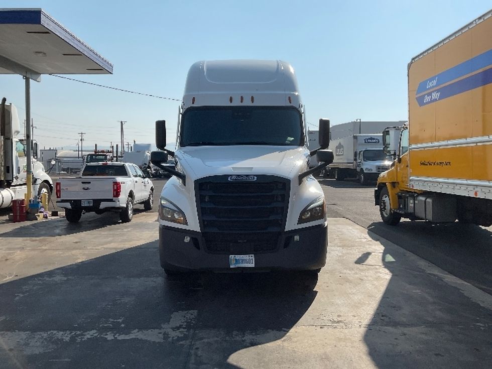 2022 Freightliner Cascadia 126" Sleeper Cab photo 2