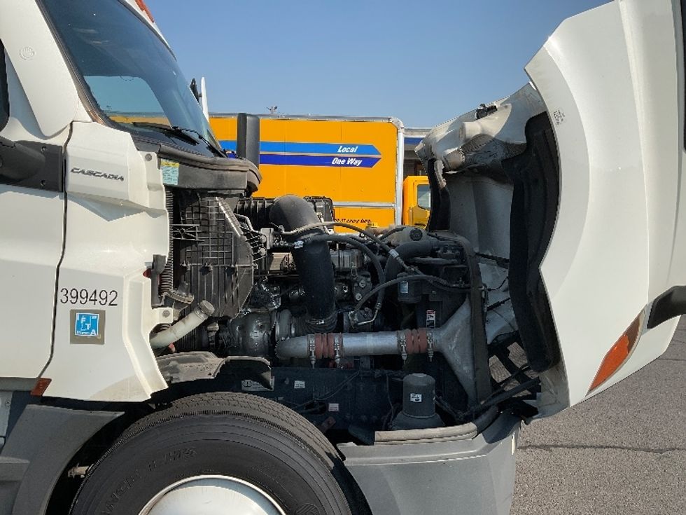 Sleeper Tractor-Heavy Duty Tractors-Freightliner-2022-T12664ST-Torrance-CA-567,571\n\t\tmiles-$ 72,750 - Image 20