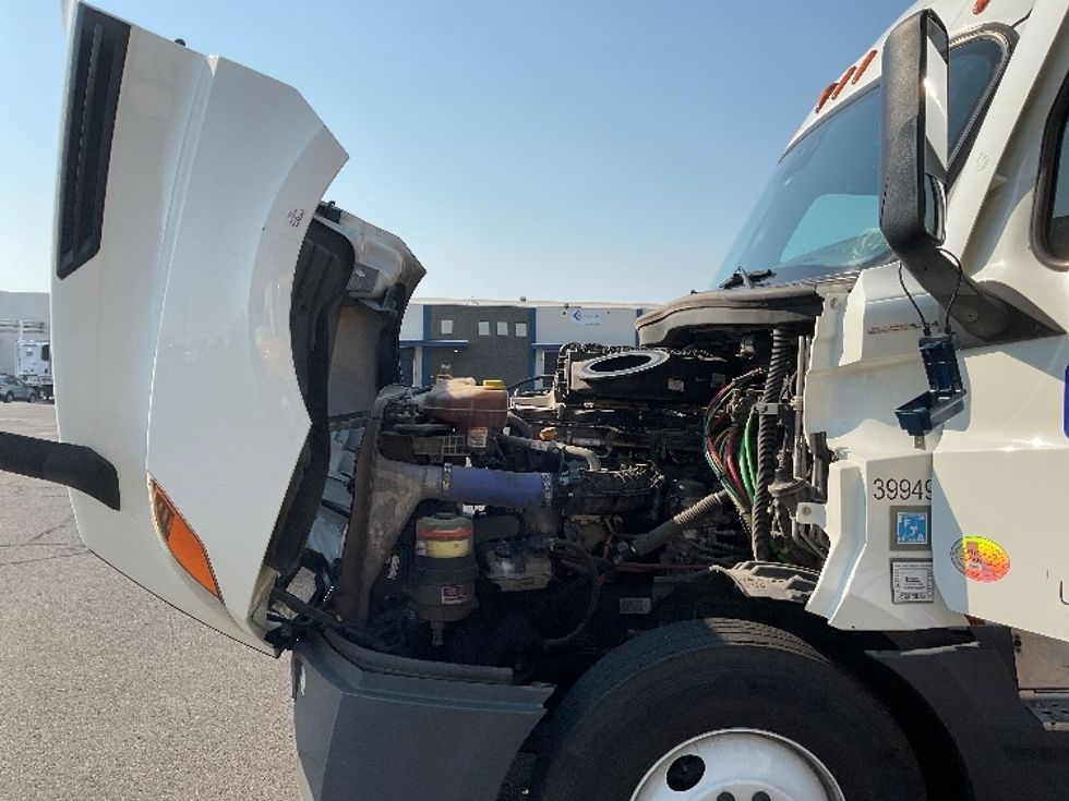 Sleeper Tractor-Heavy Duty Tractors-Freightliner-2022-T12664ST-Torrance-CA-567,571\n\t\tmiles-$ 72,750 - Image 21