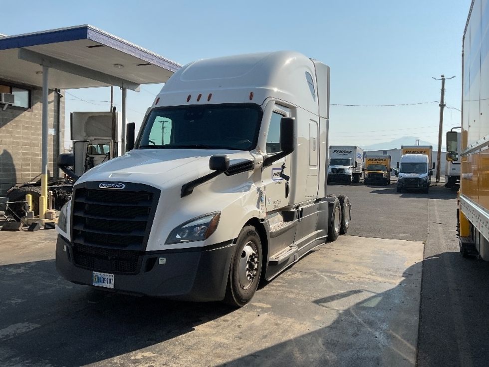 2022 Freightliner Cascadia 126" Sleeper Cab photo 3